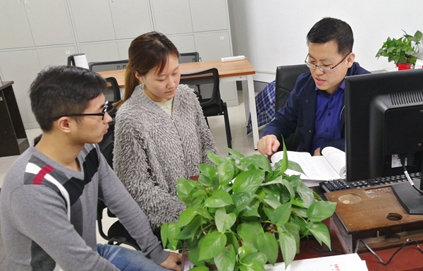 指導(dǎo)學(xué)生 - 副本.jpg