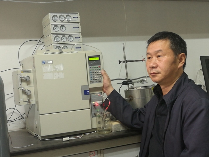 黃風林 進行科學(xué)研究實驗 - 副本.jpg