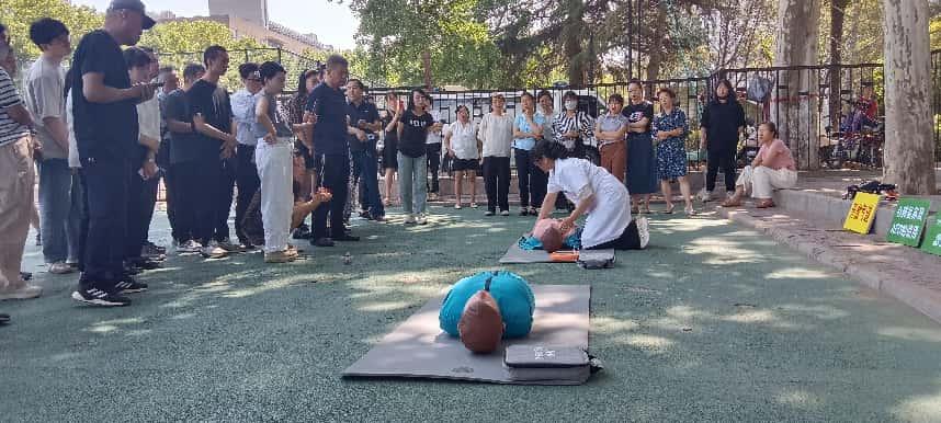 雁塔校區(qū)操場一角：直屬部門、離退休工會(huì)工作人員