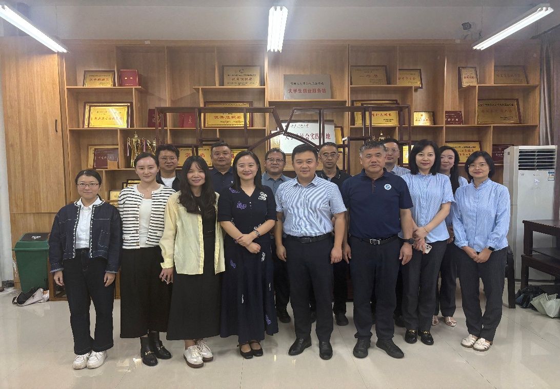 一群人站在室內(nèi)合影AI 生成的內(nèi)容可能不正確。