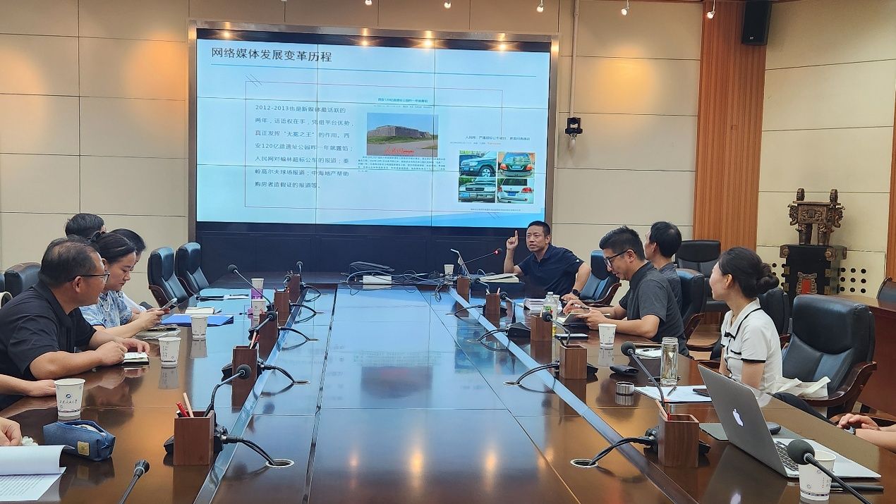 圖片包含 室內(nèi), 桌子, 男人, 柜臺(tái)AI 生成的內(nèi)容可能不正確。