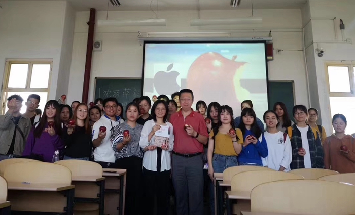 侯萬宏老師(中)課后與同學(xué)們合影 - 副本.jpg