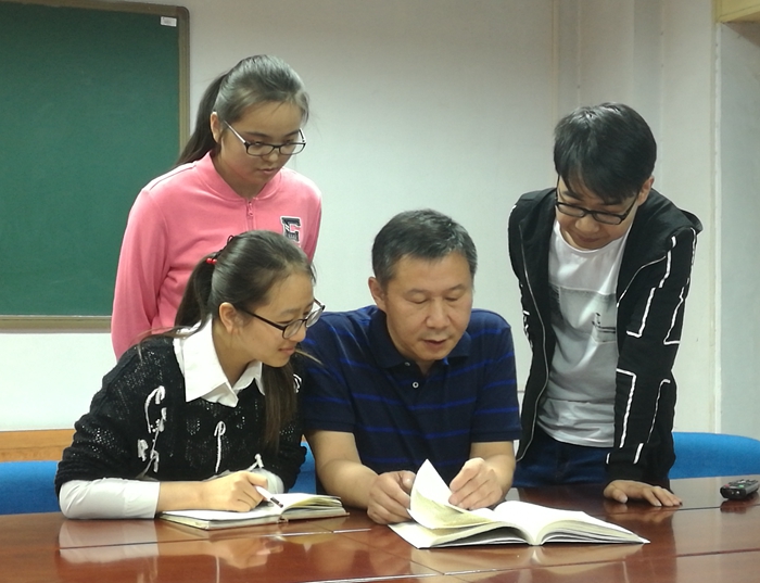 黃風林 指導(dǎo)研究生學(xué)習(xí) - 副本.jpg