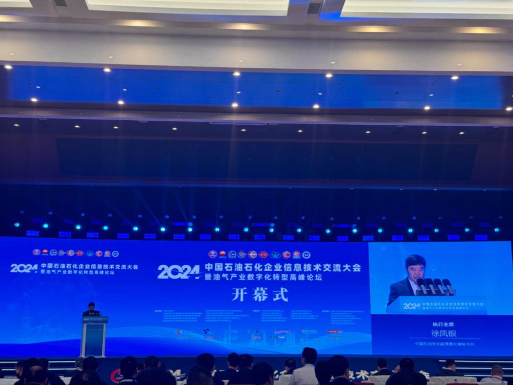 圖片包含 室內(nèi), 飛機場, 大, 藍色描述已自動生成